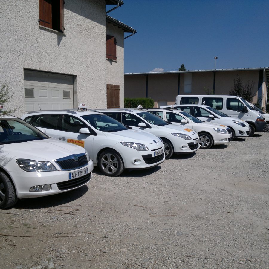 La flotte de Taxi Vifois alignée devant les locaux, à Vif