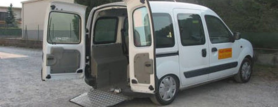 Véhicule Taxi Vifois avec rampe d'accès pour fauteuil roulant
