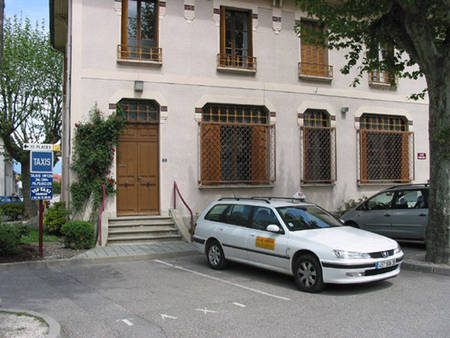 Taxi stationné place de la mairie à Vif